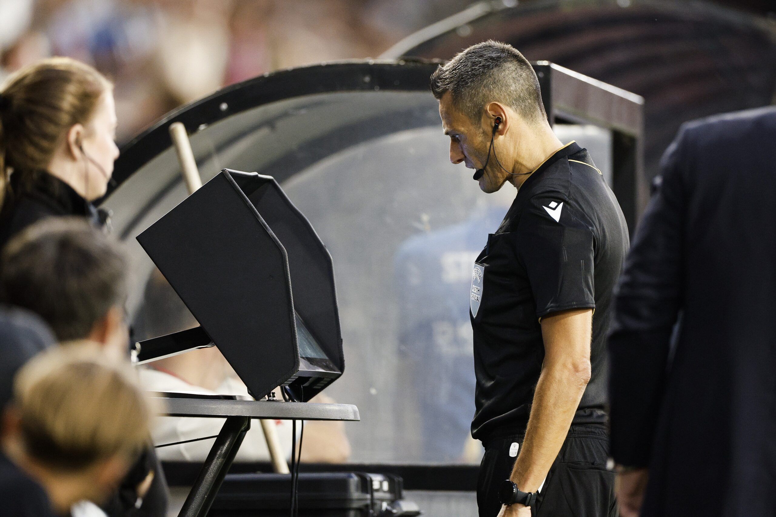 Menos VAR, más árbitro: la UEFA presenta “Clear Line” para terminar con las revisiones eternas