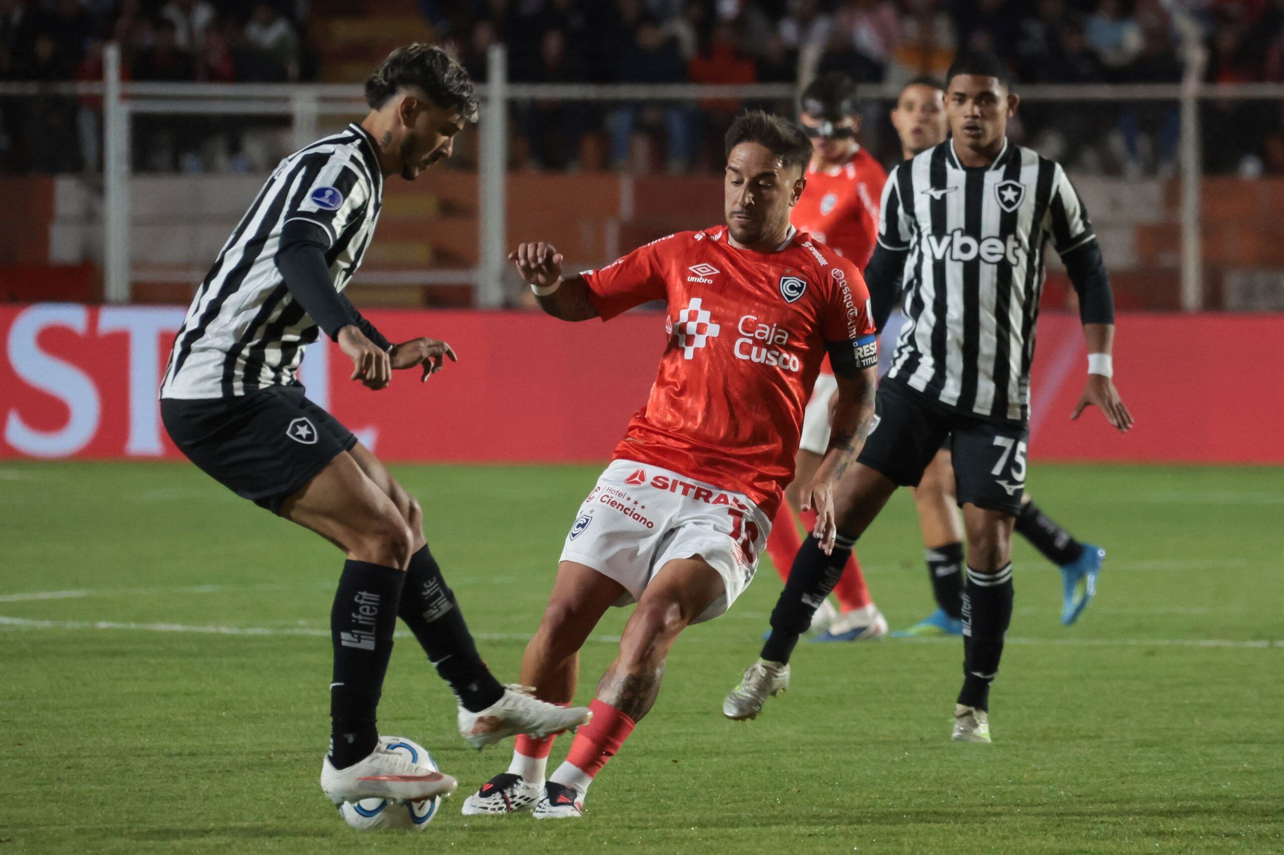Un 6-1 que pesa: Cienciano visita a Botafogo con los cuartos en la mira