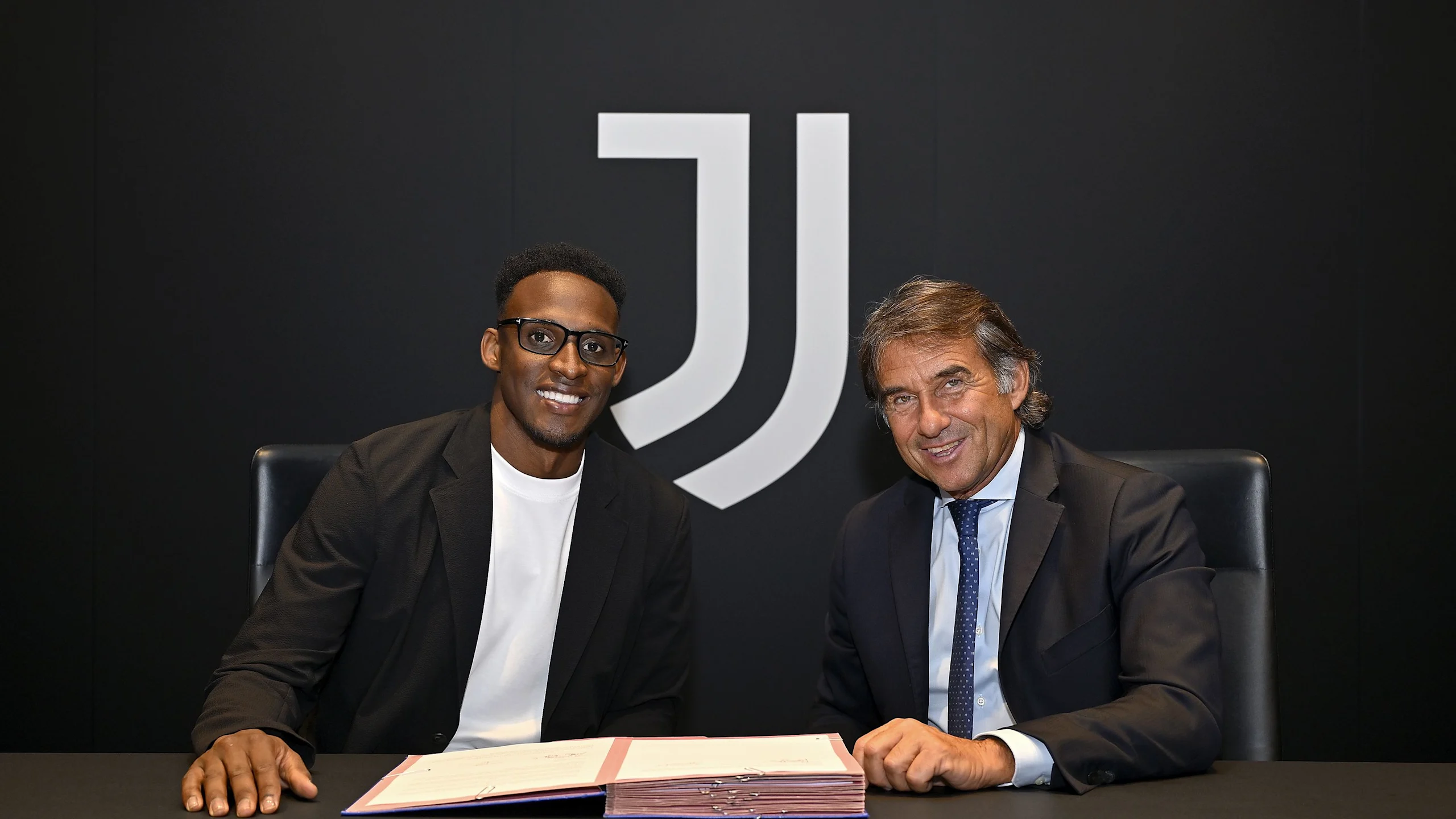 Oficial: Jhon Lucumí es nuevo jugador de la Juventus y firma hasta 2031