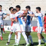 Nacional goleó a Libertad y se metió en la pelea por el Clausura