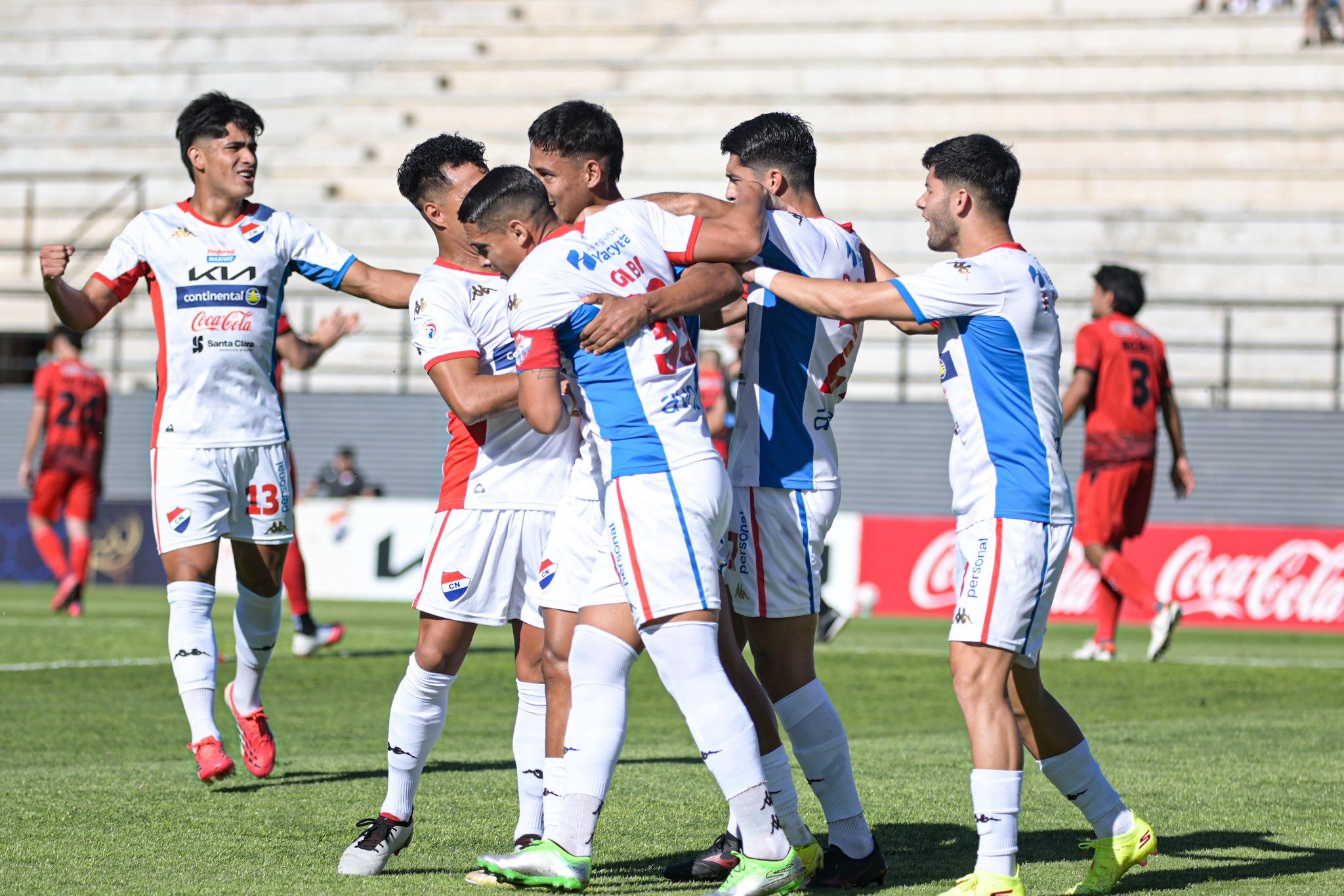 Nacional goleó a Libertad y se metió en la pelea por el Clausura