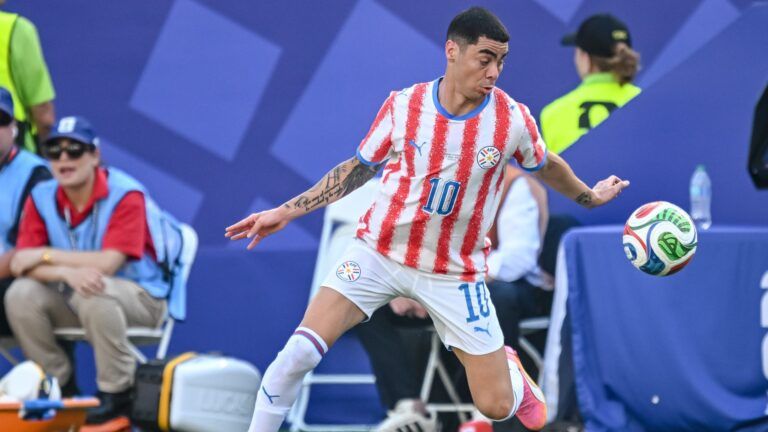 Miguel Almirón lideró el triunfo de Paraguay ante Bolivia 1 Almirón fue clave en la victoria paraguaya. (Foto: Getty Images)