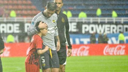 Con un Paredes encendido, Boca goleó a San Lorenzo bajo la lluvia y aseguró la clasificación