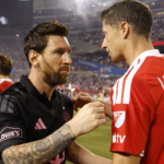 Reencuentro y tensión: Messi volvió a verse con Lewandowski y el polaco se cruzó con De Paul