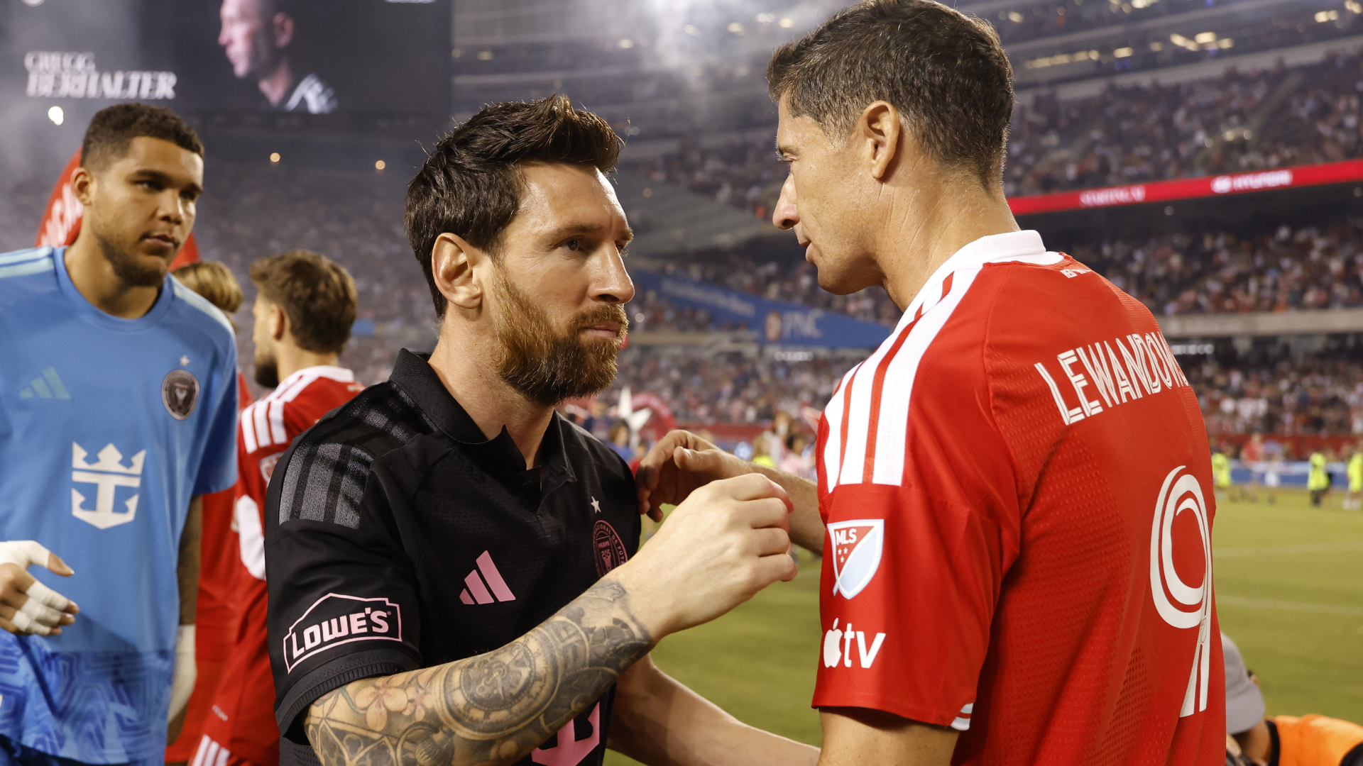 Reencuentro y tensión: Messi volvió a verse con Lewandowski y el polaco se cruzó con De Paul