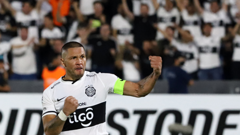 Empate ajustado entre Olimpia y Guaraní. (Foto: NATHALIA AGUILAR/AFP via Getty Images)