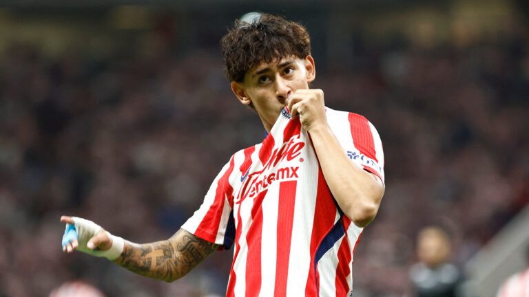 Sandoval fue la figura de Chivas con un doblete ante Pumas. (Foto: ULISES RUIZ / AFP via Getty Images)