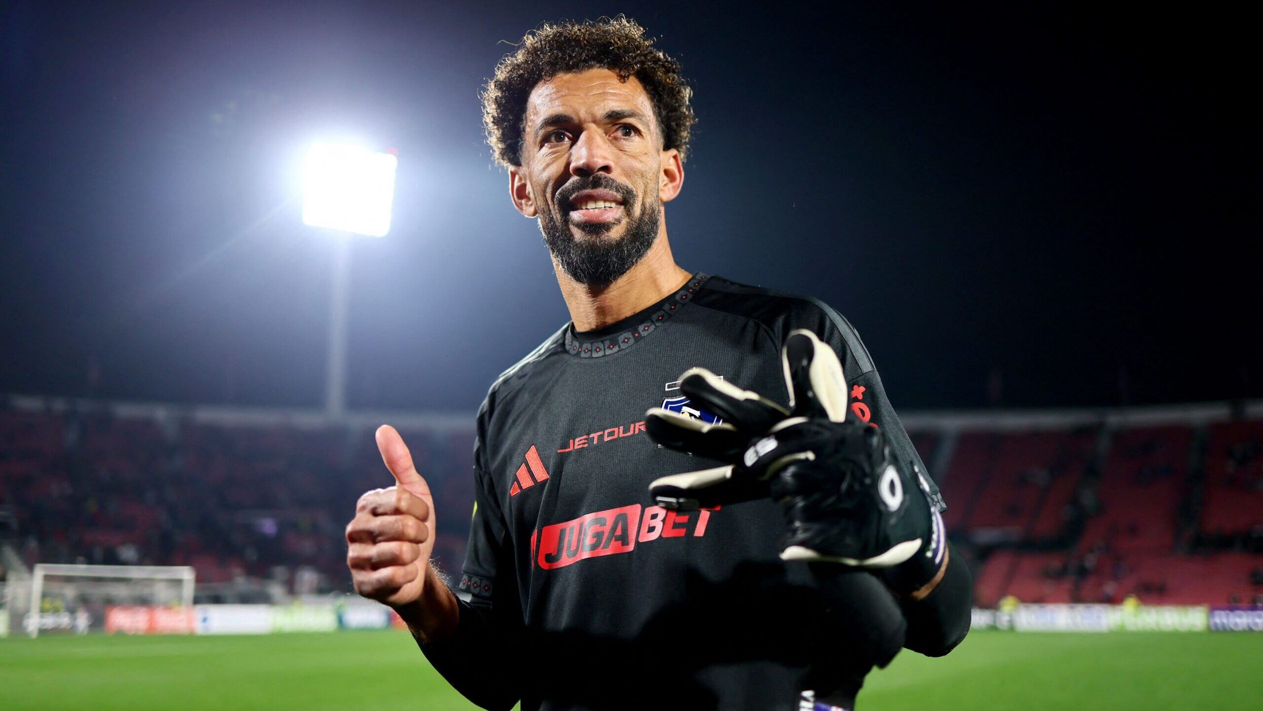 De frenar a Messi a ponerse los guantes en Colo Colo: El esperado debut liguero de Vozinha y la verdad sobre sus virales mitos