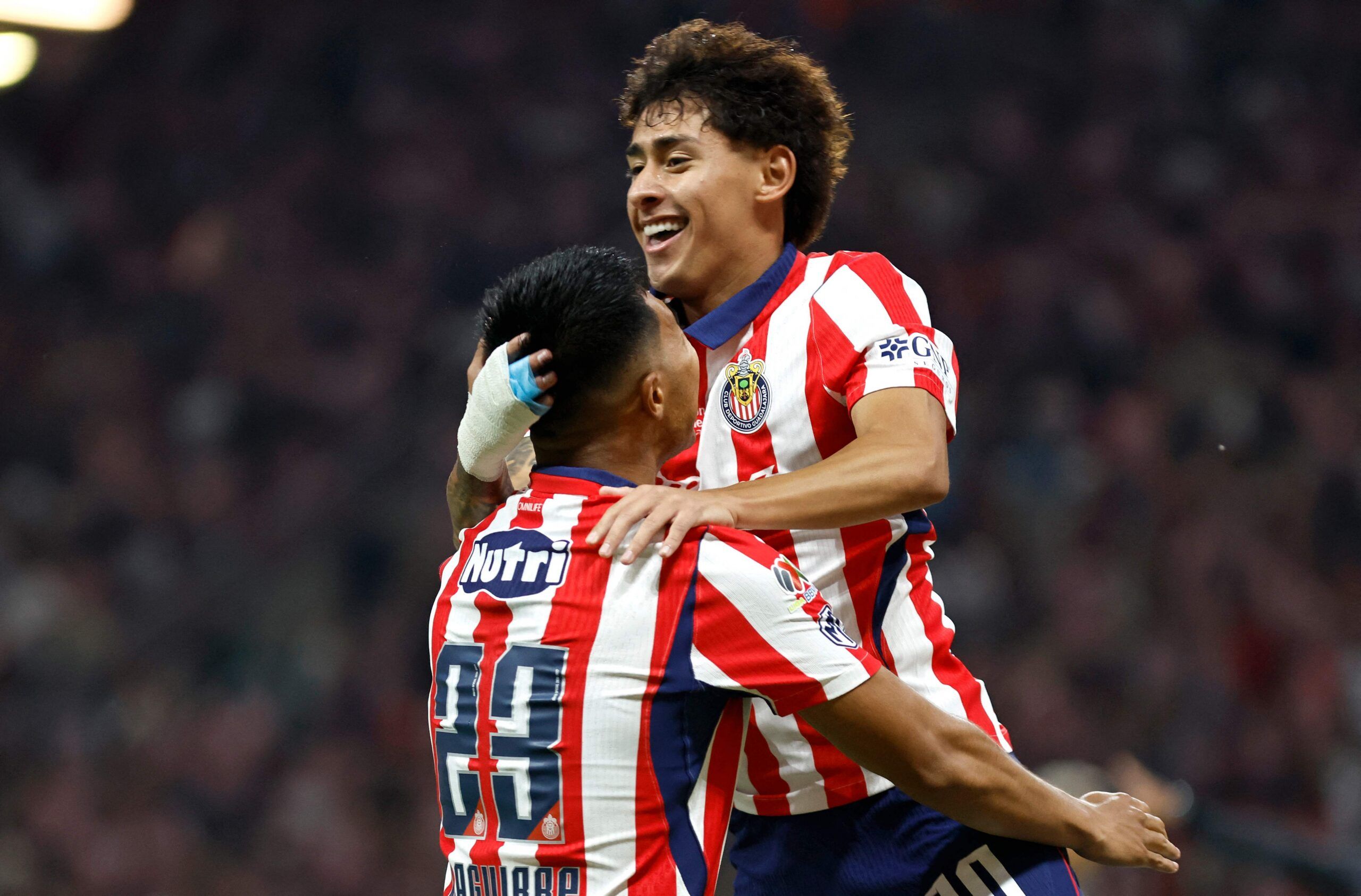 ¡Chivas toma la cima! El Rebaño aprovecha los tropiezos y es nuevo líder de la Liga MX