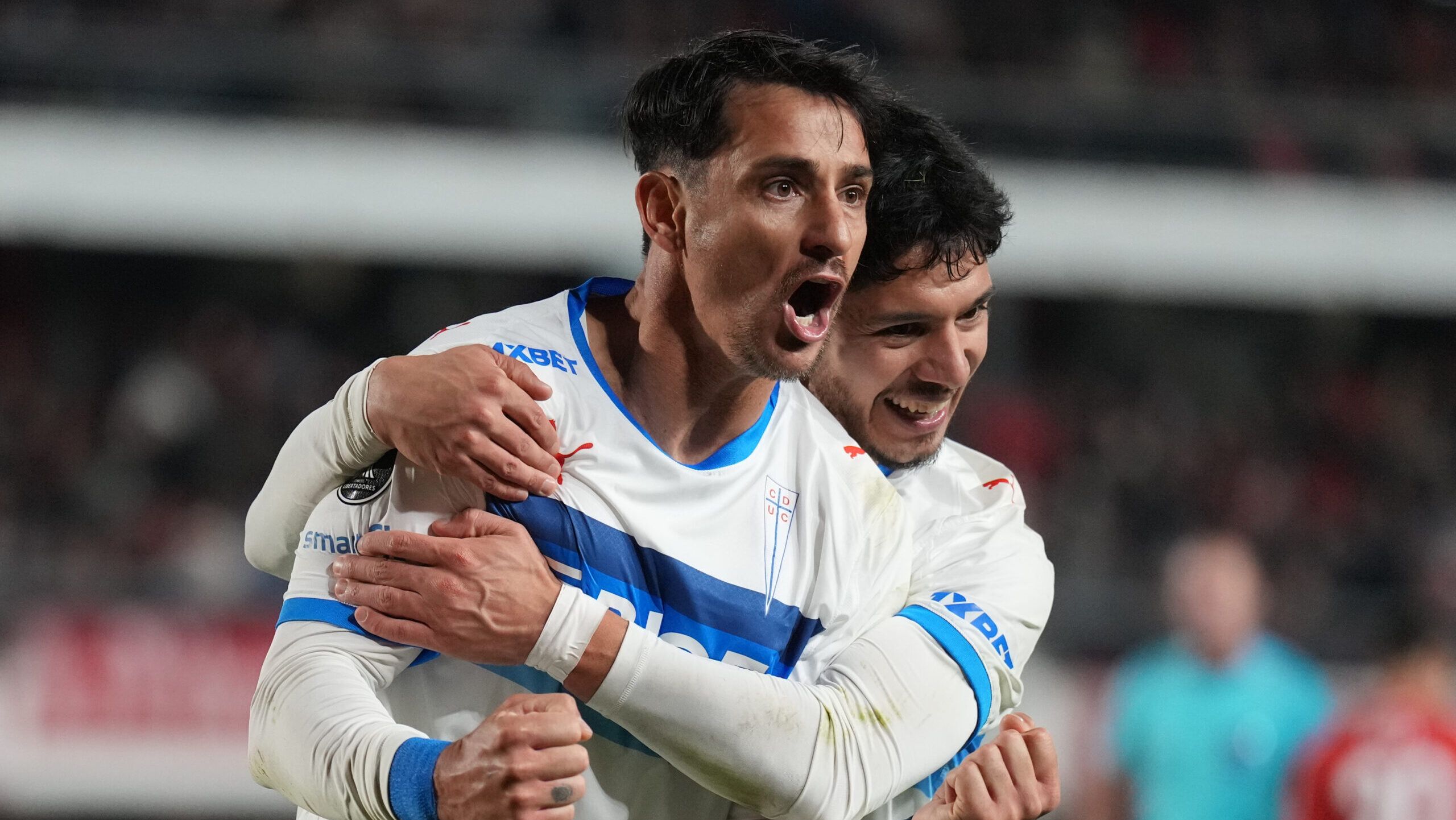 Separadas por un solo gol y con el Clásico Universitario a la vista: La encarnizada guerra entre la UC y la U por el codiciado Chile 2