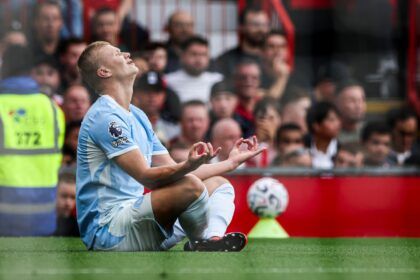 El City ganó el derbi ante el United con un hombre menos y gracias al gol de Haaland