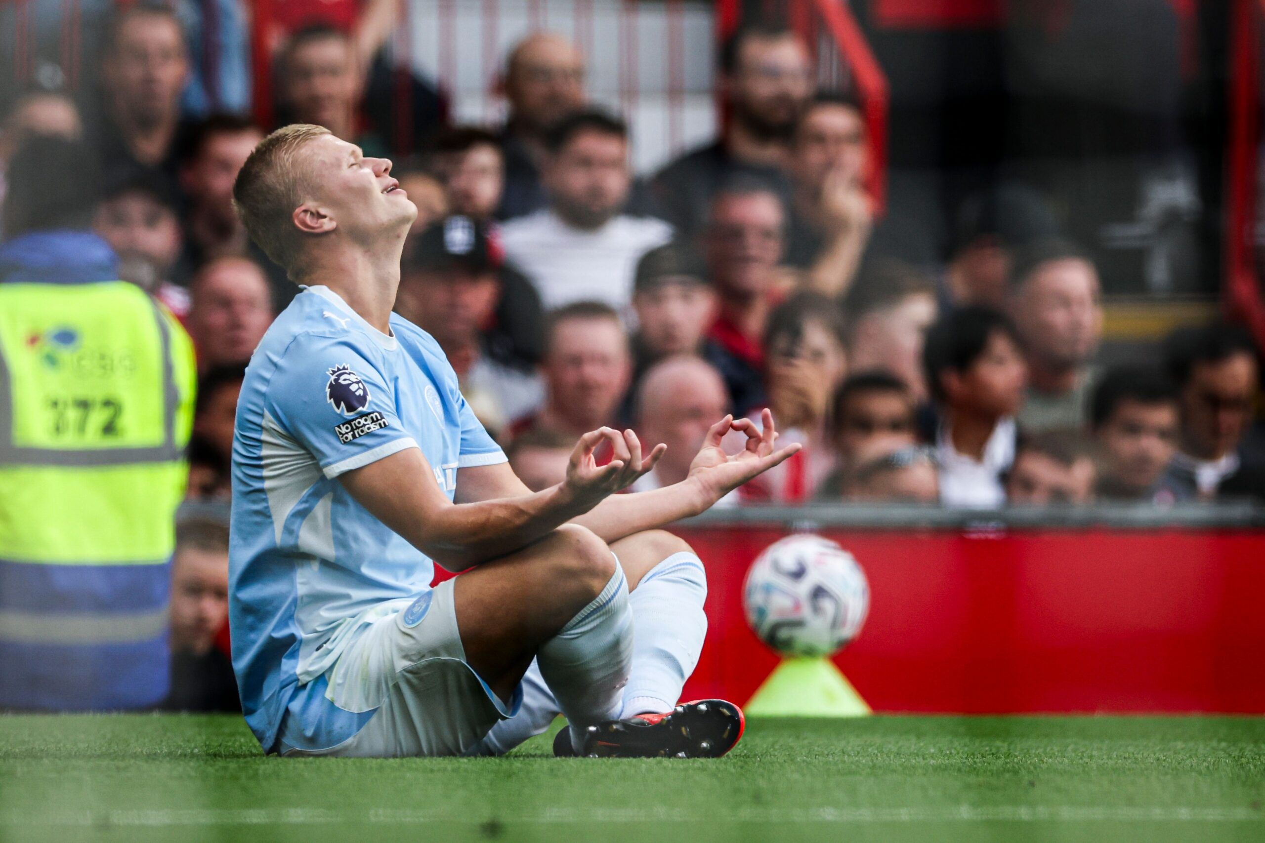 El City ganó el derbi ante el United con un hombre menos y gracias al gol de Haaland