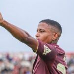 Universitario respondió con firmeza para continuar prendido en la pelea