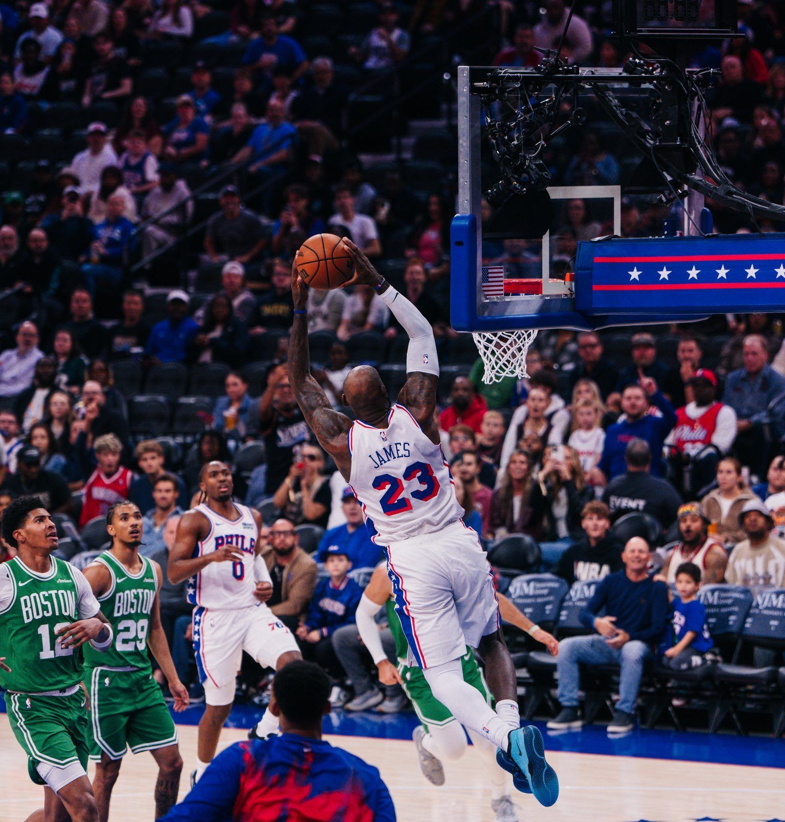 La NBA vuelve con LeBron James como protagonista y una jornada inaugural imperdible.