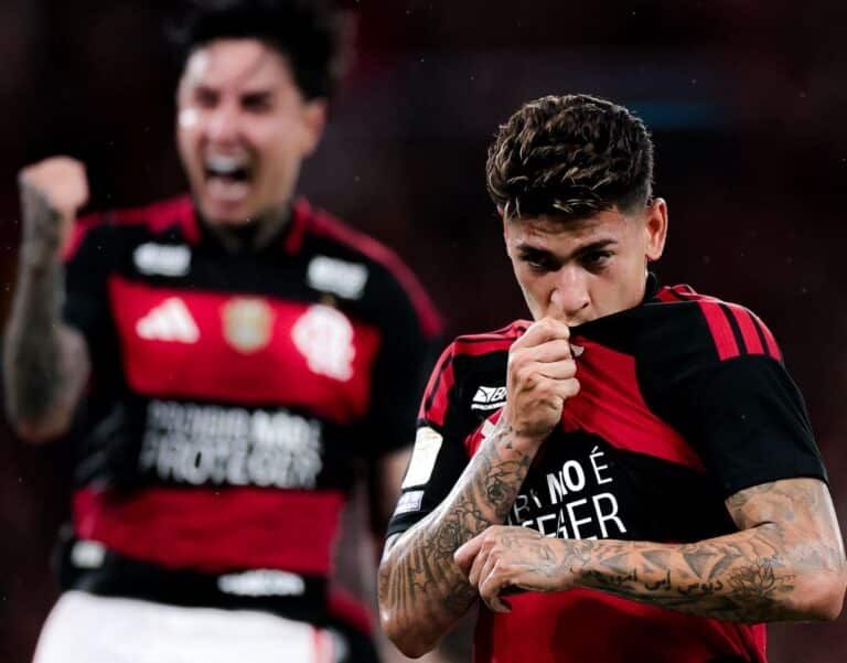 Flamengo sufrió para derrotar a Atlético Mineiro y es nuevo puntero del Brasileirão 1 HVmWl8gWcAA6xuf12