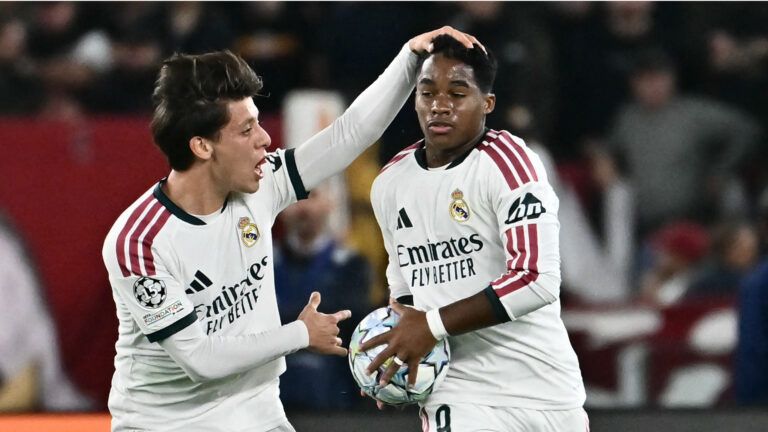 ¡Remontada épica! Real Madrid revirtió tres goles en 10 minutos y venció a la Roma en Italia 1 Real Madrid perdía 3-1 en el minuto 83 y terminó volteando el marcador en los tramos finales. (Foto: Filippo MONTEFORTE / AFP via Getty Images)