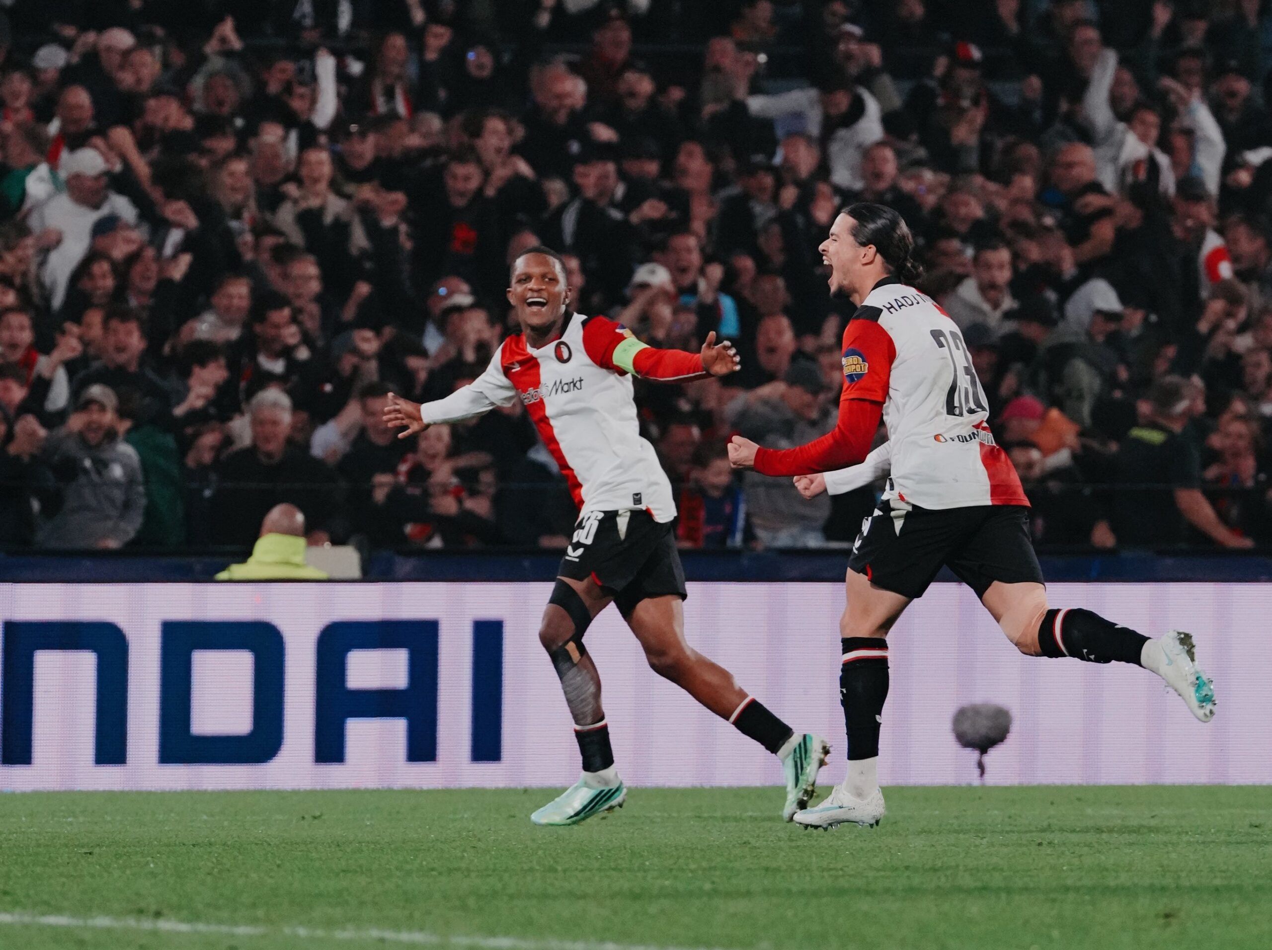 Feyenoord defendió la casa y se impuso al Como de Nico Paz