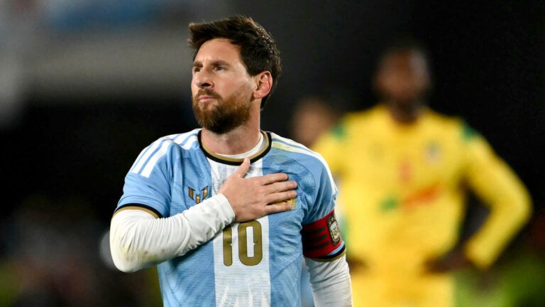 Messi se despidió a lo grande de Argentina. (Foto: Luis ROBAYO / AFP via Getty Images)
