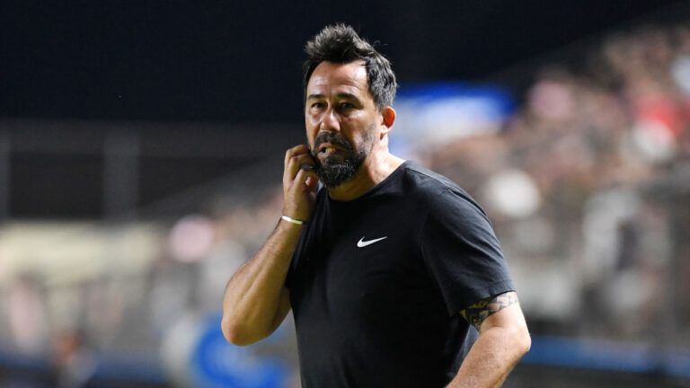El técnico de Olimpia empezó a calentar el clásico. (Foto: Christian Alvarenga/Getty Images)