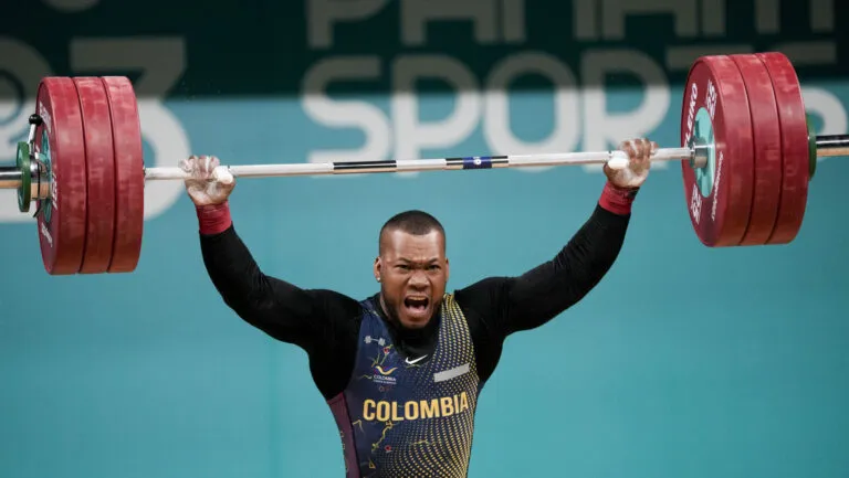Yeison López rompe récord mundial y pone a Colombia en lo más alto de la halterofilia 1 Crédito: AP Photo/Moises Castillo/TT.