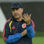 Néstor Lorenzo insiste con la línea de tres y prepara cambios para enfrentar a Perú