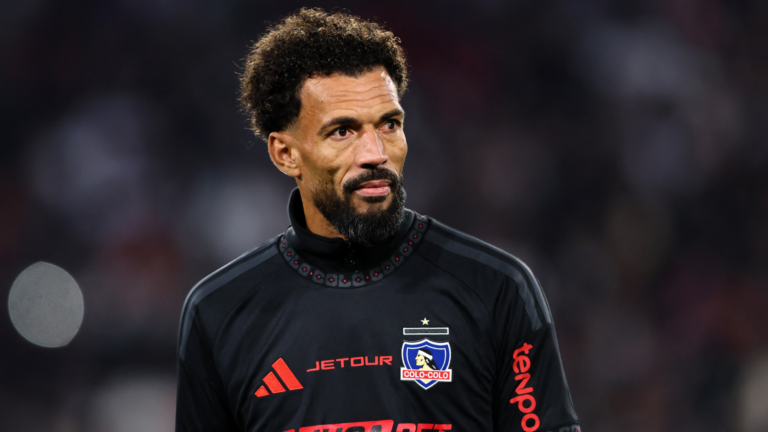 Vozinha es duda en Colo Colo por su presencia en la gala del Balón de Oro 1 Ortiz aclaró la situación de Vozinha por la gala del Balón de Oro. (Foto: Javier TORRES / AFP via Getty Images)